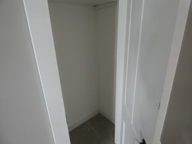 Building Photo - 98 Maple St