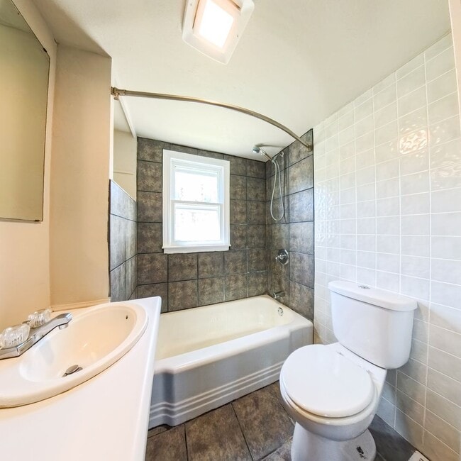 Building Photo - Newly updated 2 bedroom 1 bathroom home-Ad...