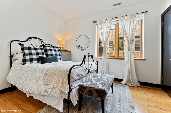 Building Photo - 1842 N Damen Ave