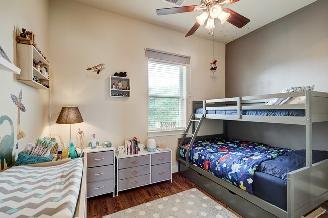 Building Photo - 8932 Lakeshore Bend Dr