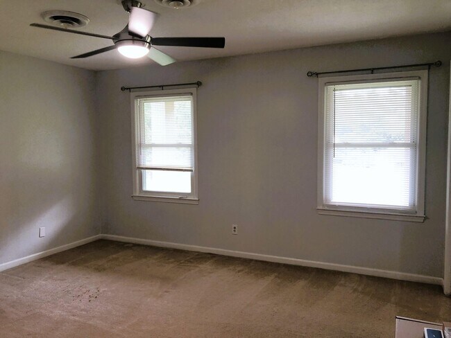 Building Photo - 218 Marty Dr