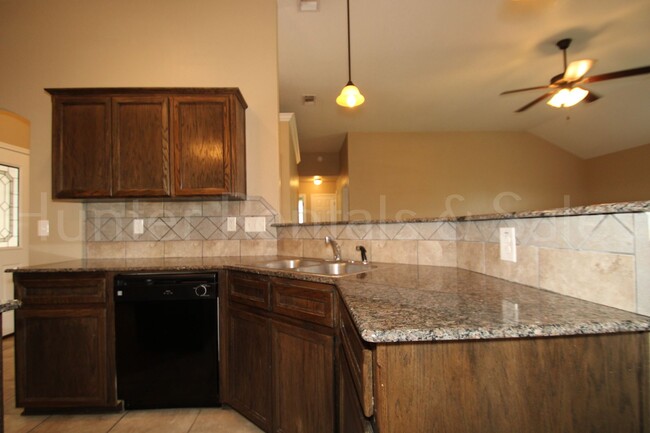 Building Photo - Spacious Three-Bedroom!