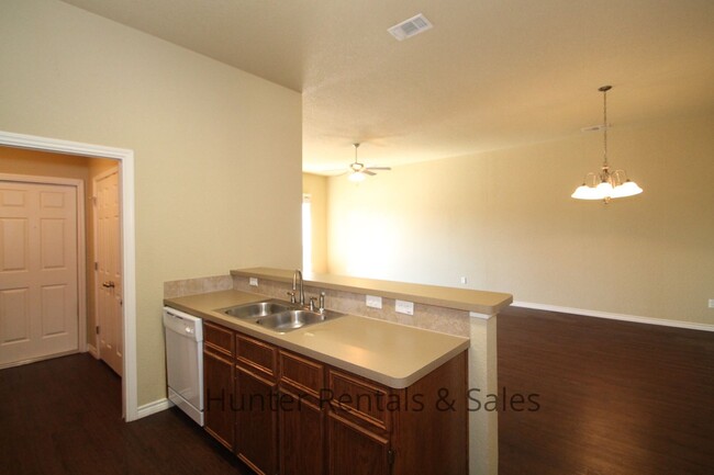 Building Photo - Spacious Two-Bedroom!