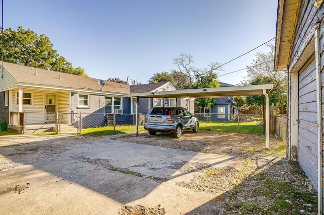 Building Photo - One Side of Great Duplex Near TCU- 1 Bed, ...