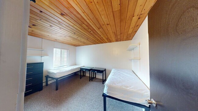 Building Photo - 912 S Forest Ave