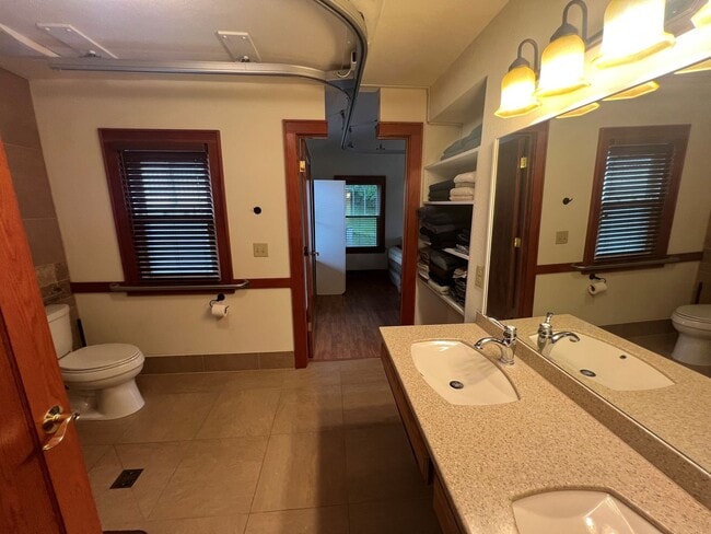 Building Photo - 3 bedrooms, 3 Full Bathrooms on the channe...