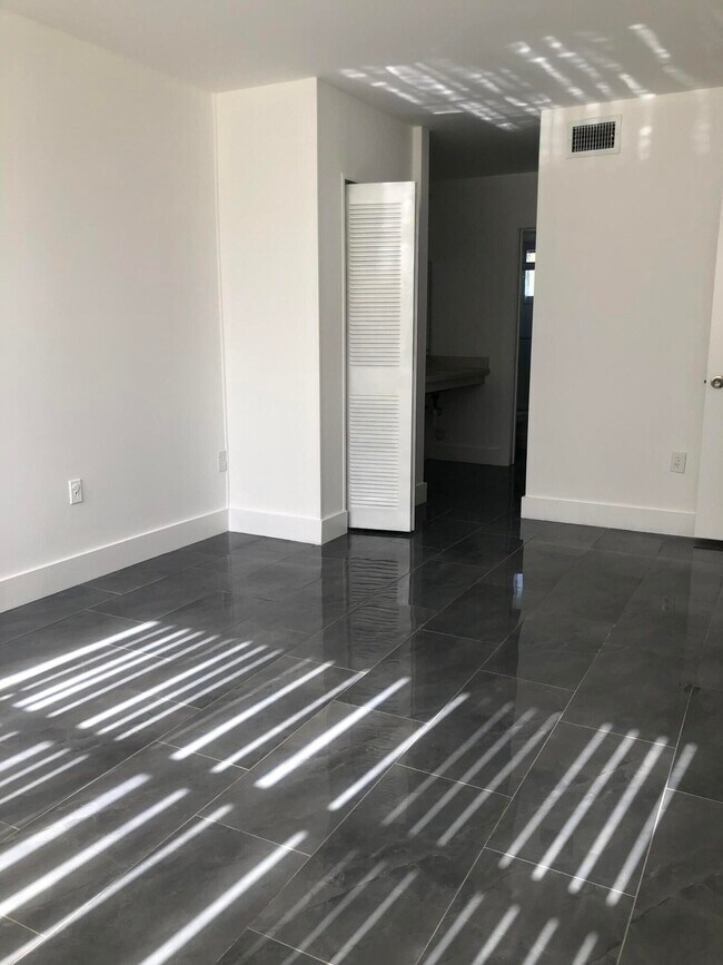 Building Photo - 6850 Royal Palm Blvd