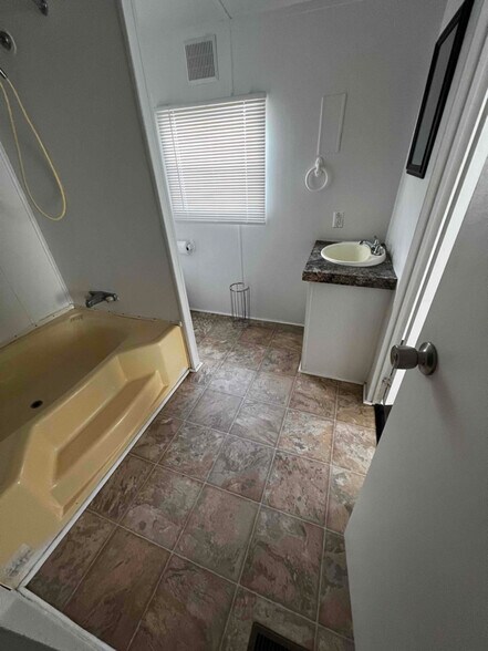 Building Photo - 6858 NE 2nd Loop