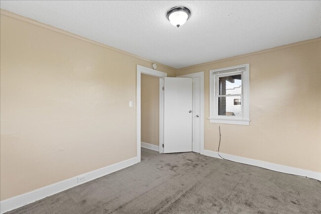 Building Photo - Beautiful One Bedroom Apartment!