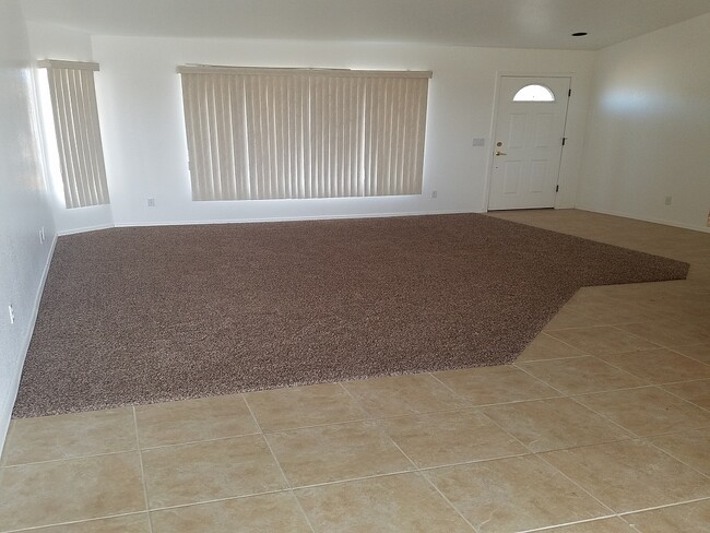 Building Photo - 3 Bedroom 2 Bath 3 Car Garage