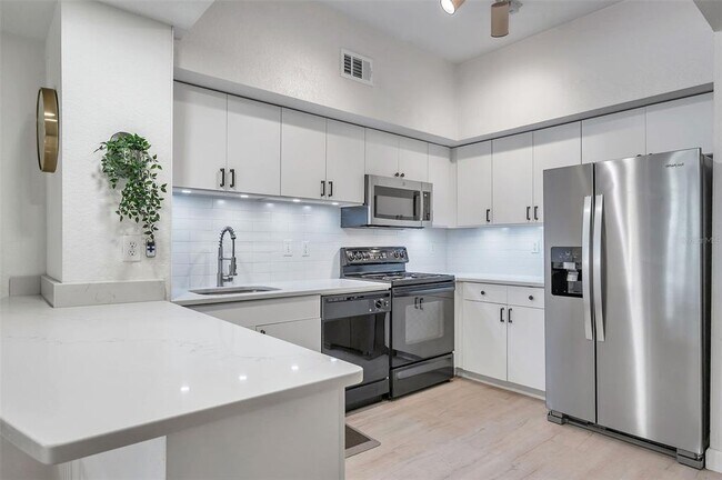 Building Photo - 520 S Armenia Ave