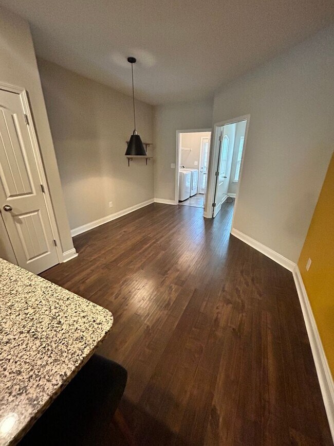 Building Photo - 3 Bedroom 3.5 Bath Spacious Townhome