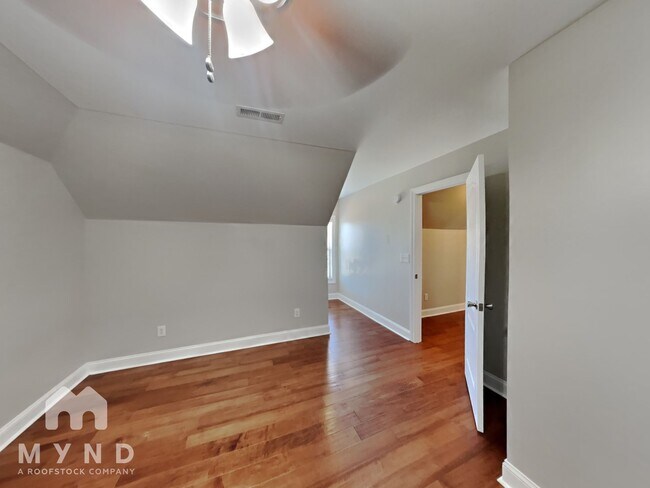Building Photo - 15936 Landview Ln