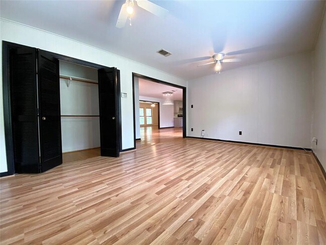 Building Photo - 5242 Beechnut St
