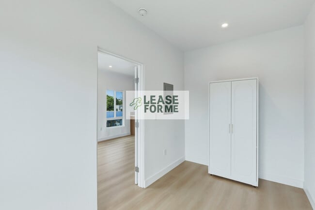 Building Photo - 8959 Hargis St