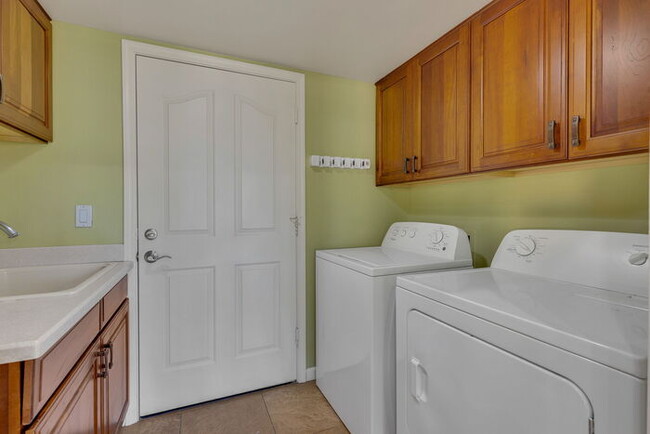 Building Photo - 1307 E Treasure Cove Dr