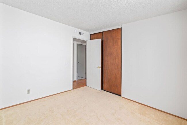 Building Photo - Charming and Immaculate Home for Rent in S...