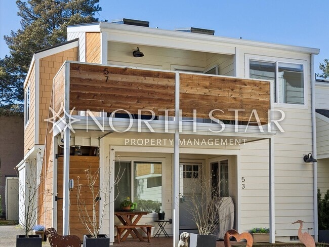 Building Photo - Remodeled Condo in the Heart of Old Town Lake Oswego