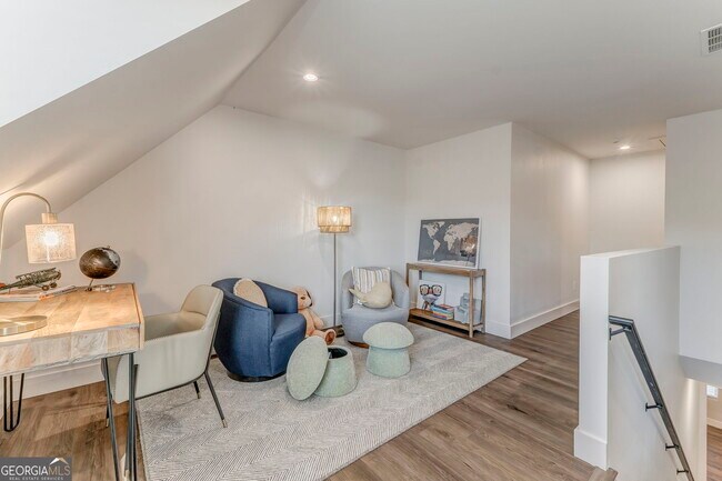 Building Photo - 109 Chateau Dr SE