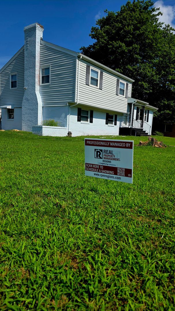 Building Photo - Coming Soon | $2,000/mo | Spacious Split-L...