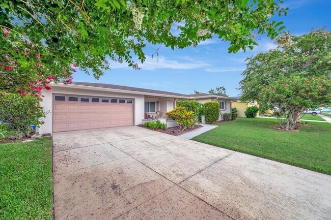 Building Photo - Beautiful 2-Bed / 2 Bath Pool Home in Sara...