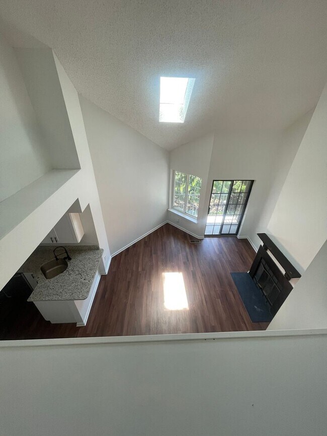 Building Photo - TOP FLOOR CONDO WITH ONE BEDROOM, DEN WITH...