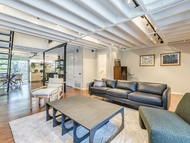 Building Photo - Fully appointed Loft with Lake Austin access!