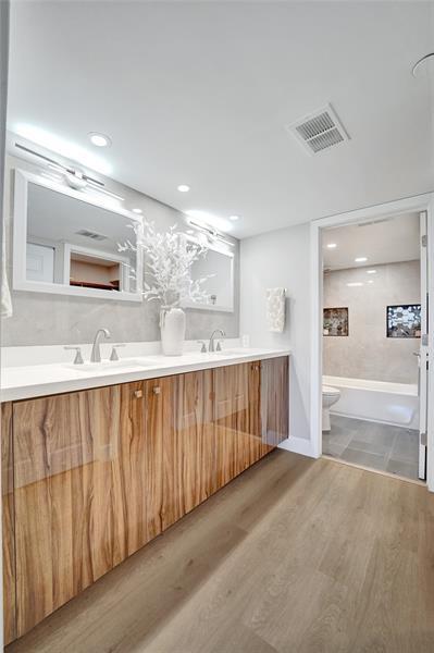 Building Photo - 3200 Port Royale Dr N