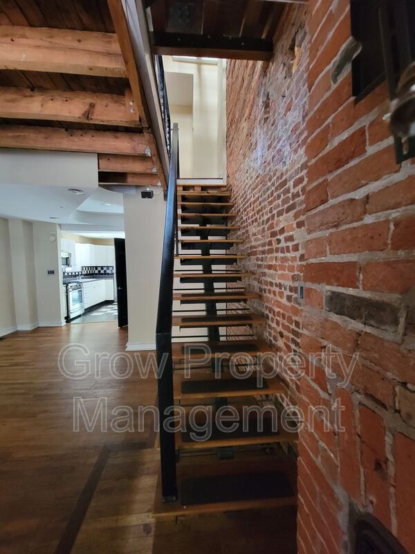 Building Photo - 1019 S 10th St