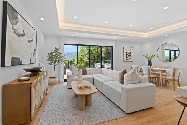 Building Photo - 810 W California Way