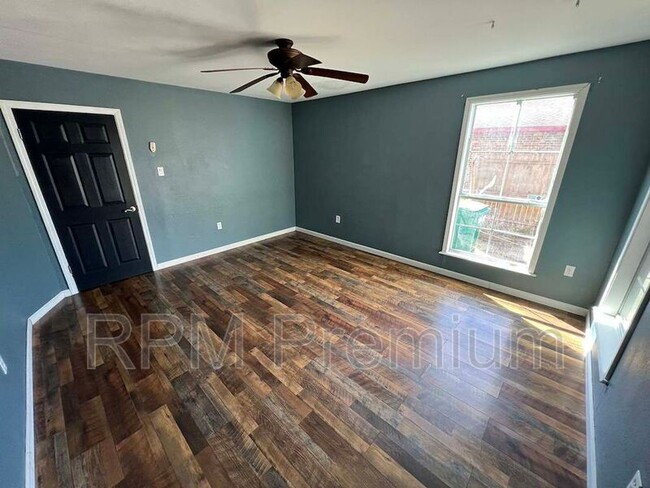 Building Photo - 8725 Fairoaks St