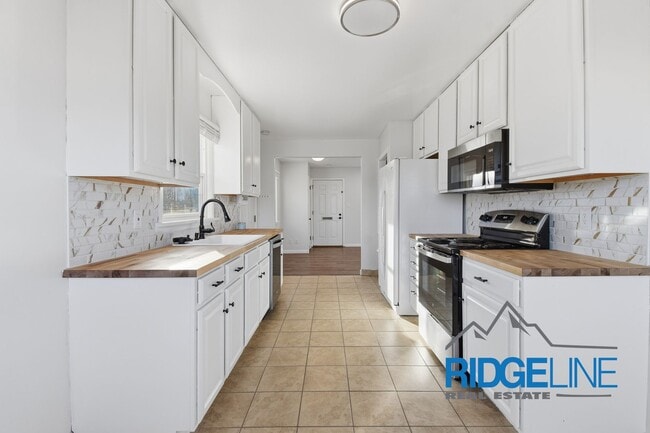 Building Photo - Immaculately Cared for Remodeled East End home