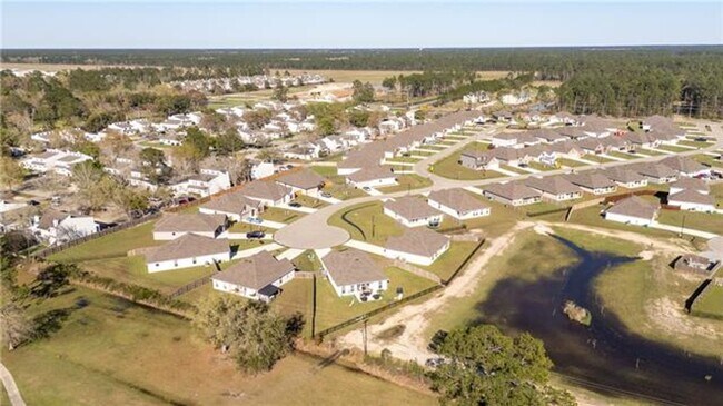 Building Photo - Golf Course and Pond Views
