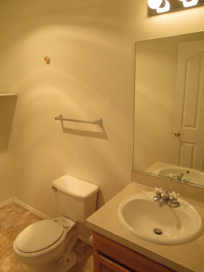 Building Photo - Large Three Bedroom Duplex in Keizer!