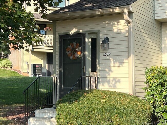 Building Photo - 1302 Summer Hill Dr