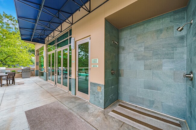 Building Photo - 905 Juniper St NE