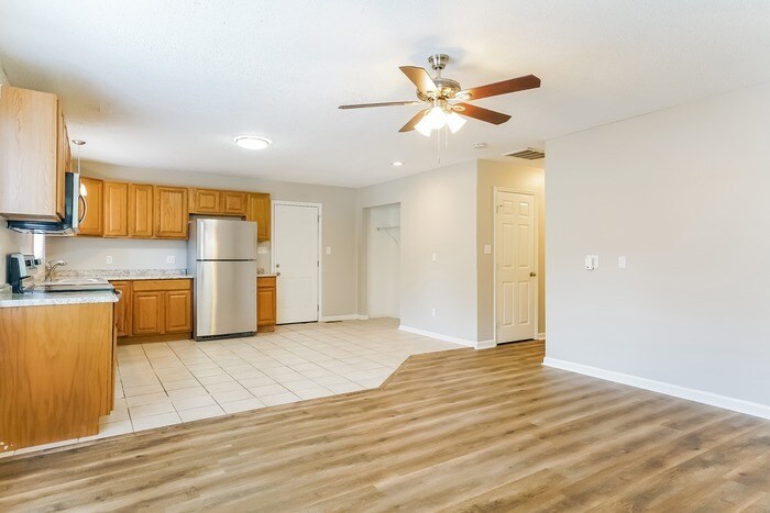 Building Photo - 16417 Waterbury Ln