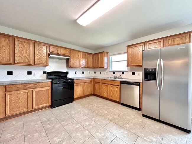 Building Photo - Spacious 4/BR 3/BA One-Level Home with Lar...