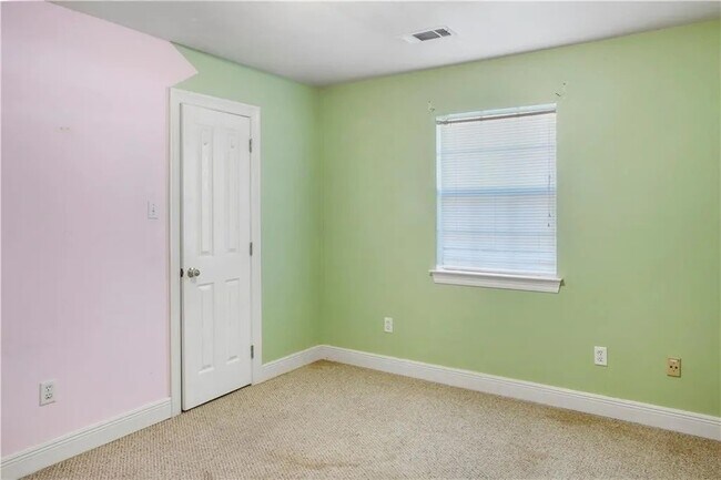 Building Photo - 122 Woodcrest Dr