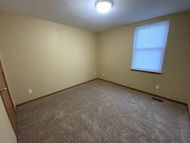 Building Photo - 306 E Liberty Ln