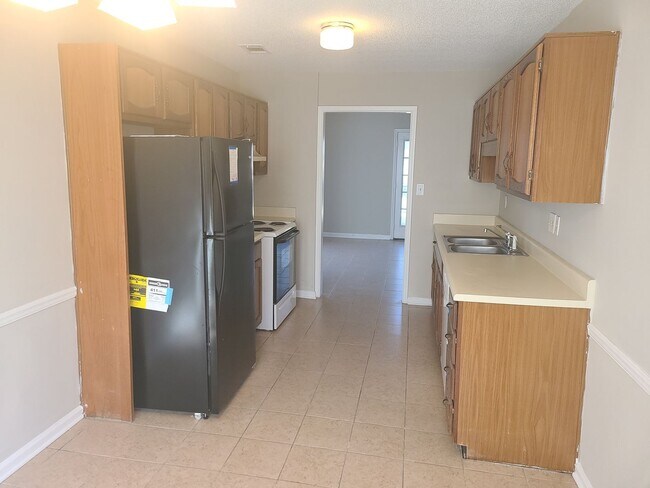 Building Photo - 8010 Woodlake Dr