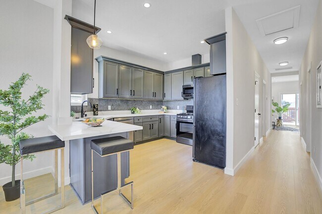 Building Photo - Stylish West Oakland 2/1 Flat - Completely Renovated.