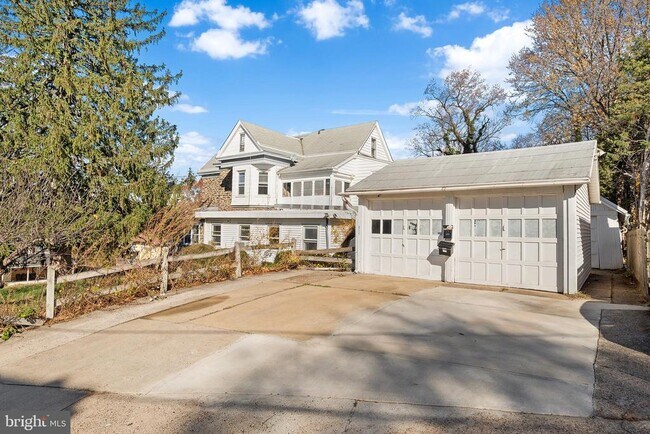 Building Photo - 7301 Chestnut Ave