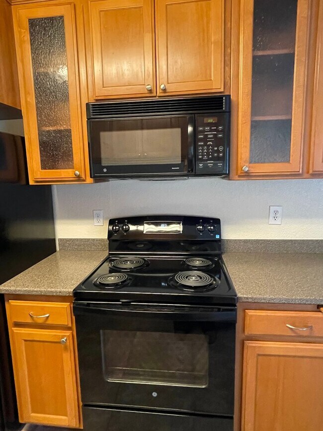 Building Photo - Chico 3 bed 2 bath Condo, Pool, Reserved Parking, upstair unit. newly refurbished