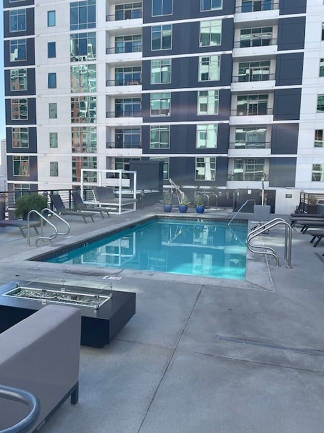 Building Photo - Little Italy Updated Townhome Style 2Bed 2...