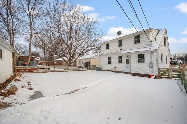 fenced back yard - 3322 Meridian Dr