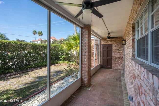 Building Photo - 22 Comares Ave