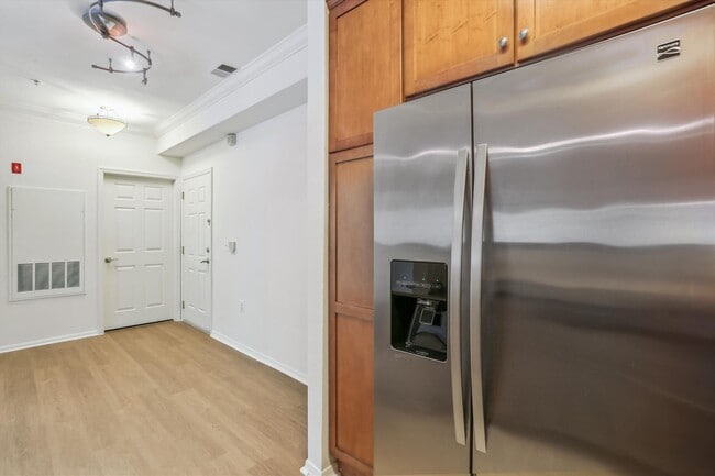 Building Photo - FRESH & READY! 2BD/2BA Next to METRO with ...