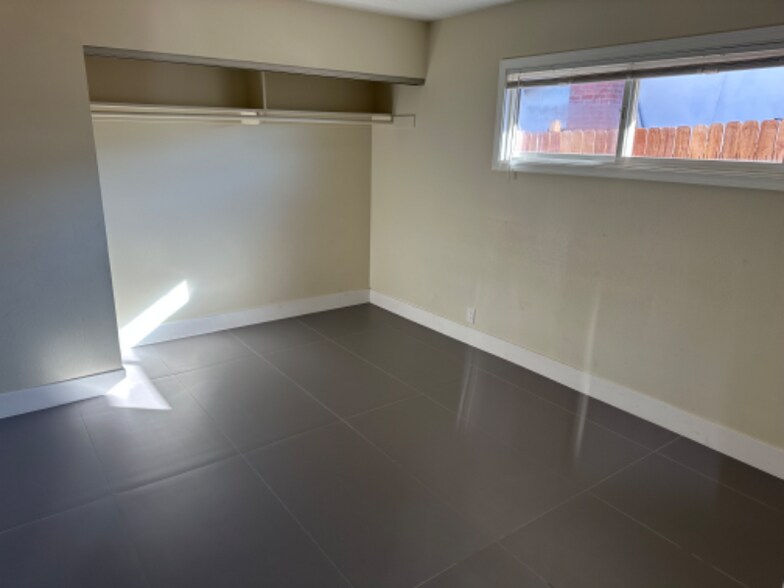 Building Photo - 704 Mc Dermit St