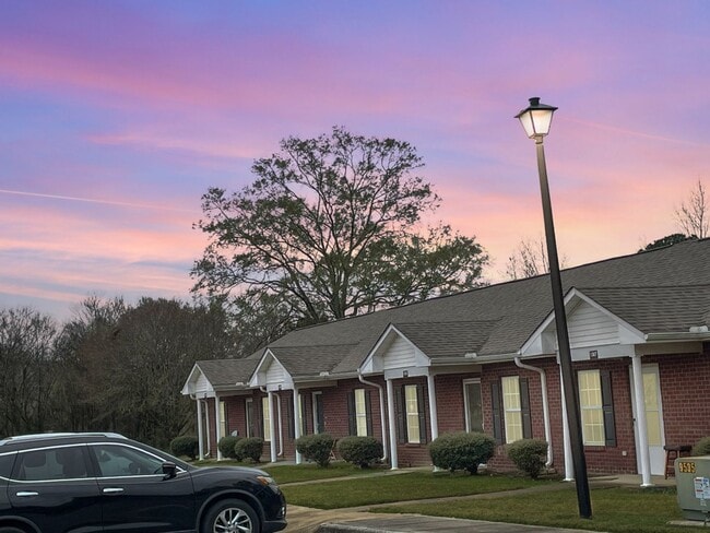 Building Photo - Single Level Home************Beautiful 1 Bedroom Villa************Brick Building